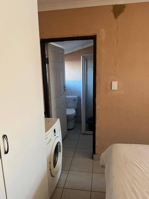 Spacious garage size bachelor to rent availab  in Spruitview