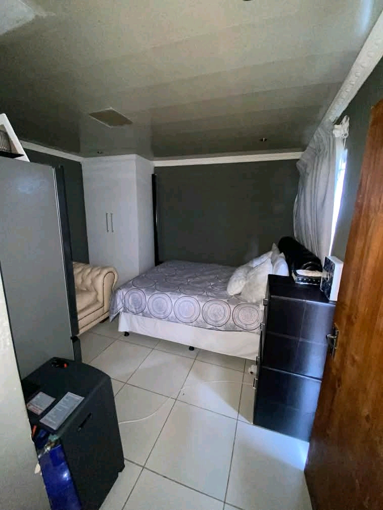 Beautiful open plan bachelor consists of fitt  in Norkem Park