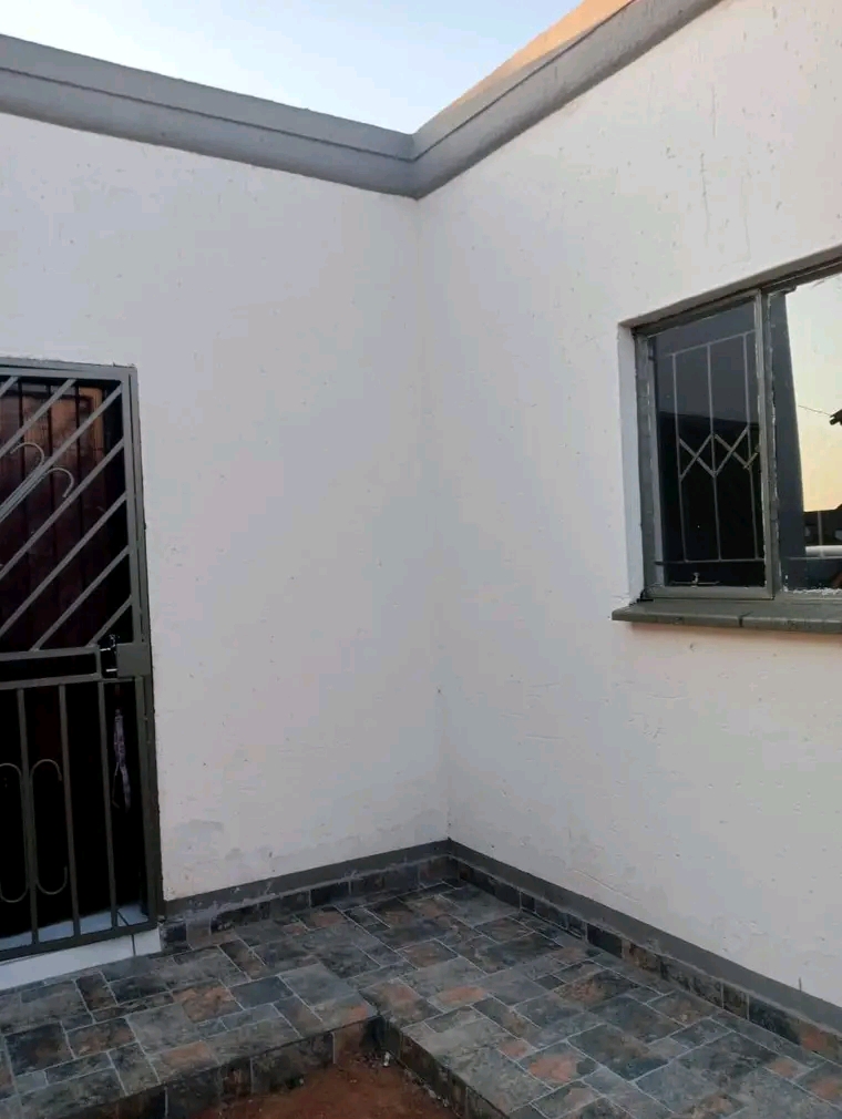 Room to rent ext 25
r1200 + deposit 
contac  in Vosloorus