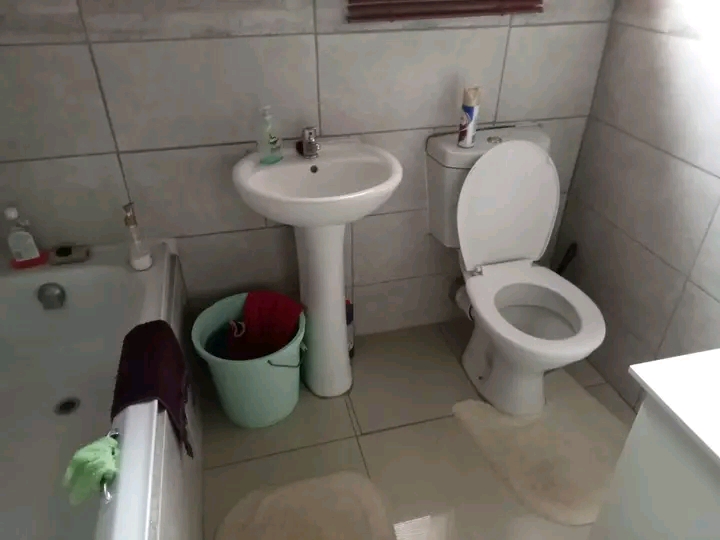 Looking for a working woman to rent a room th  in Honeydew
