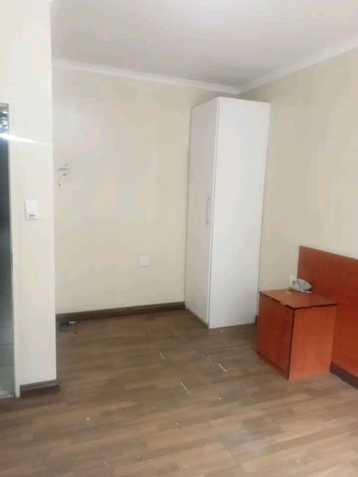Bachelor for rent, r3500, long street.  in Ferndale