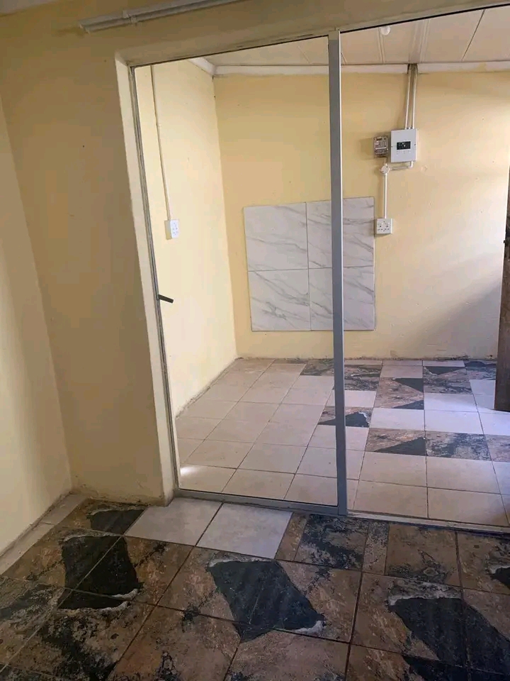 2 room available e katlehong khumalo velly ne  in Katlehong