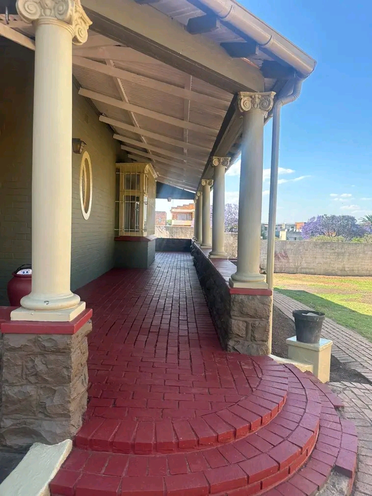 Newly renovated room s to let in bellevue eas  in Yeoville