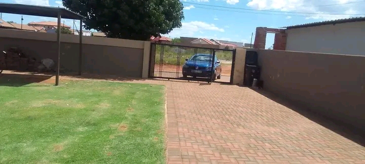 Hie gud people i have a house to rent in ext2  in Protea Glen