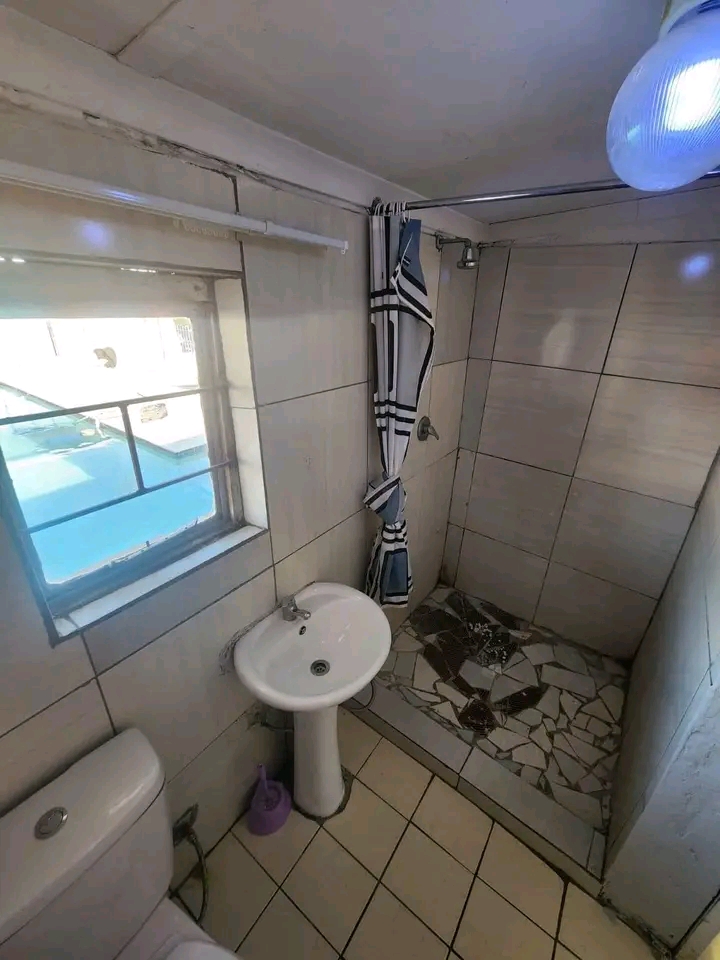 Room to rent 3500 and 500 water and light  av  in Johannesburg