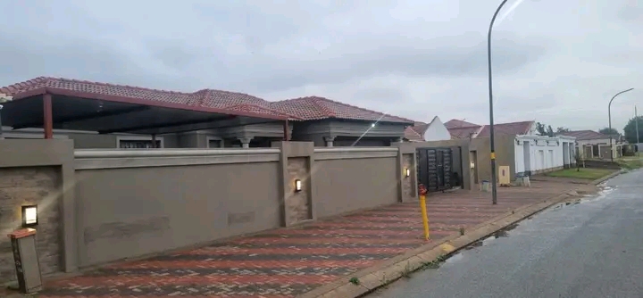 Bachelor to rent for r2500pm+deposit,free wi-  in Spruitview