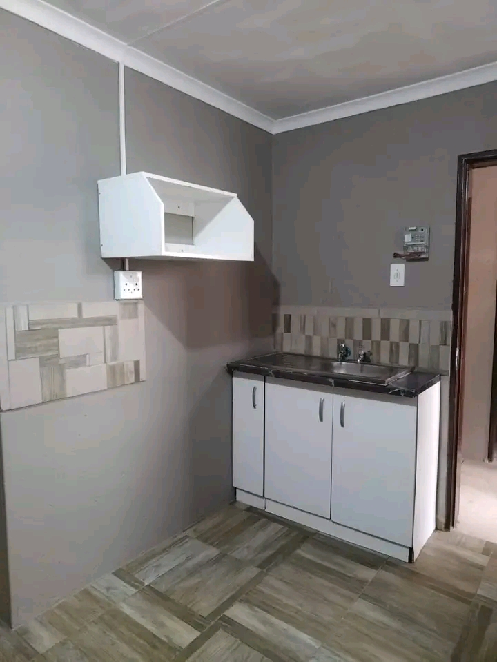 Very neat bachelor unit available to rent
ar  in Vosloorus