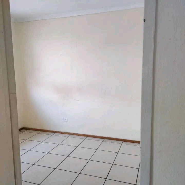 Hi there, i m looking for a flat mate(female)  in Kempton Park
