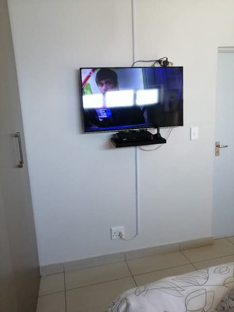 3 bedroom house with a swimming pool availabl  in Centurion