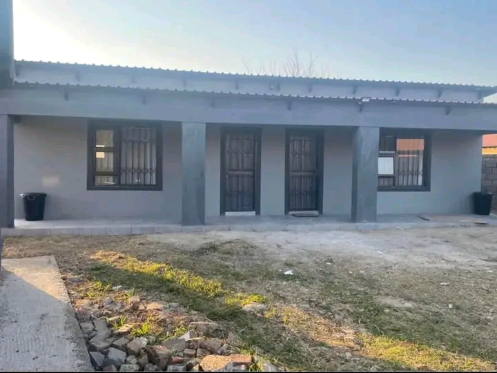 Bachelor units to rent 
 fitted as standard:  in Dawn Park