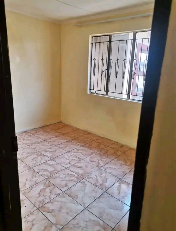 Mtambeka section 2 bedroom house to let
r385  in Tembisa