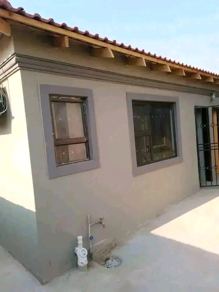 Bachelor room available same time
close to a  in Alexandra