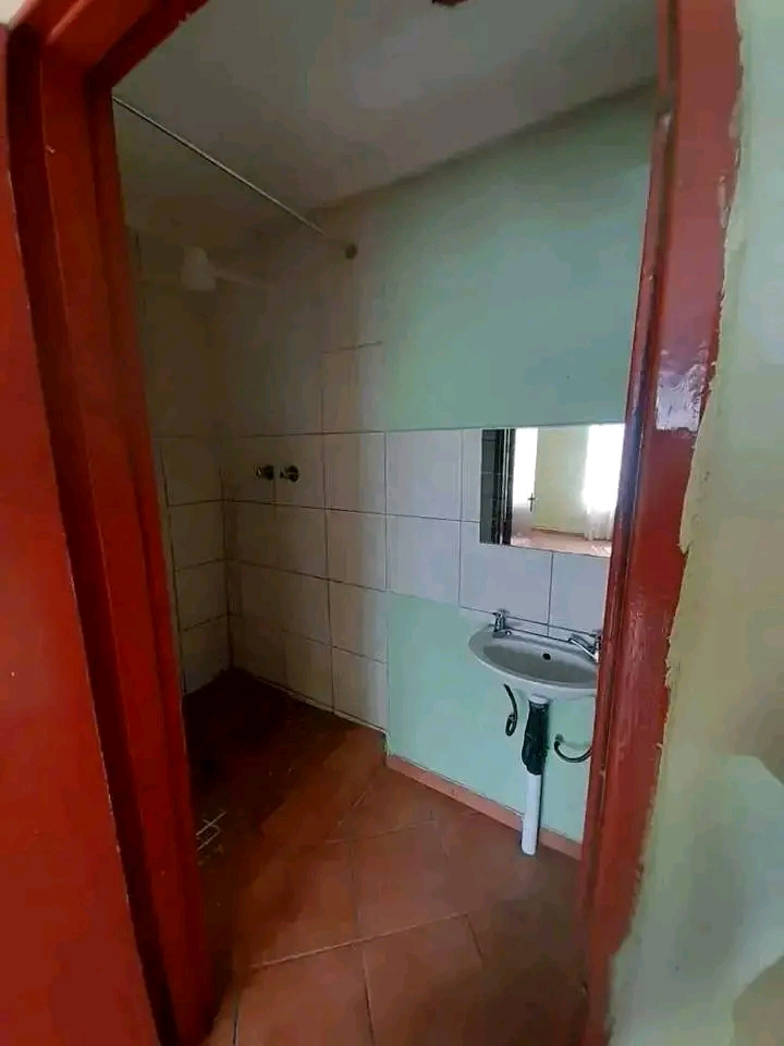 Bachelor unit available at ebony ext 4 close   in Ebony Park