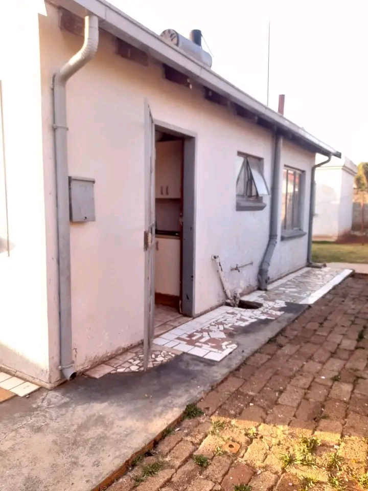 2 bedroom house with two outside rooms n gara  in Vosloorus