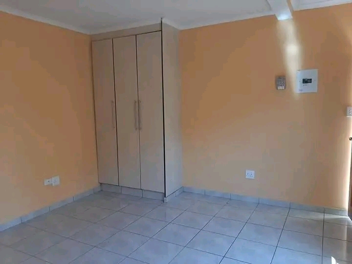 Neat open room accommodation in close   proxi  in Vosloorus