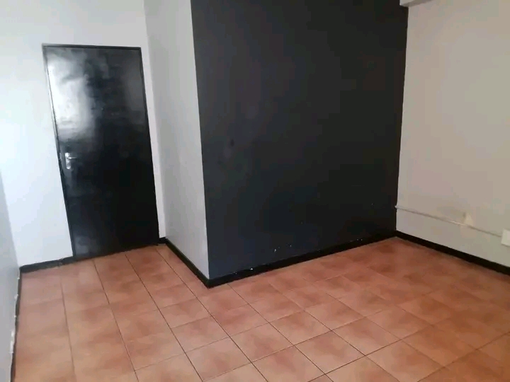 Am looking for someone to occupy a lockable s  in Johannesburg