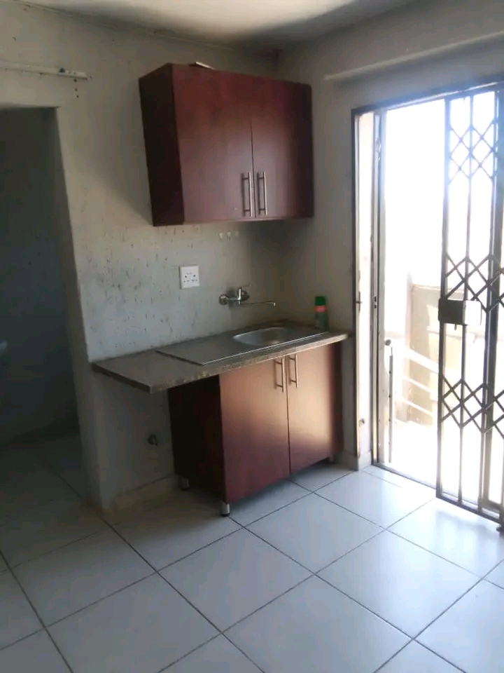 Specious 3 x rooms available in ext 9
room h  in Cosmo City