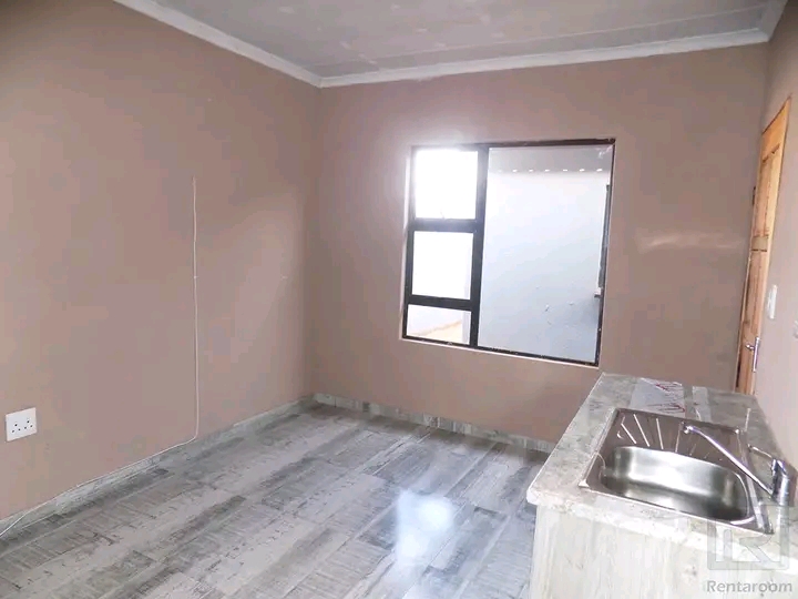 Ensuite room available to rent
rent: r2000 p  in Protea Glen