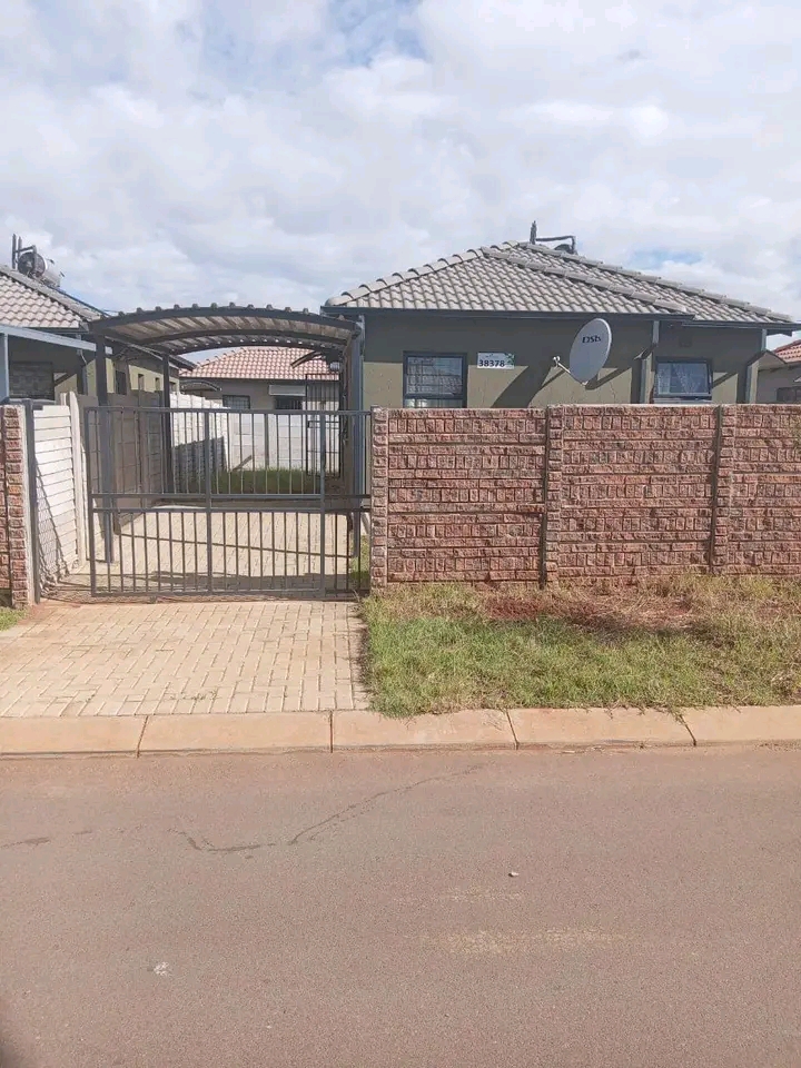 2 bedroom house to rent in ext 44
1.location  in Protea Glen