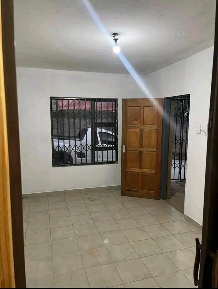 Room available to rent month end for r2000 ex  in Braamfischer