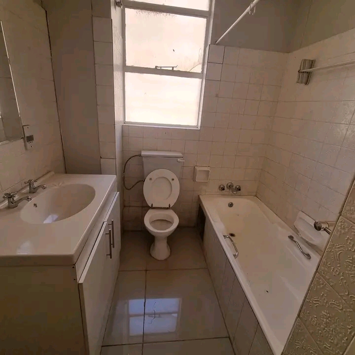 En-suit room: r4,000.
double room: r3,500.
  in Sunnyside