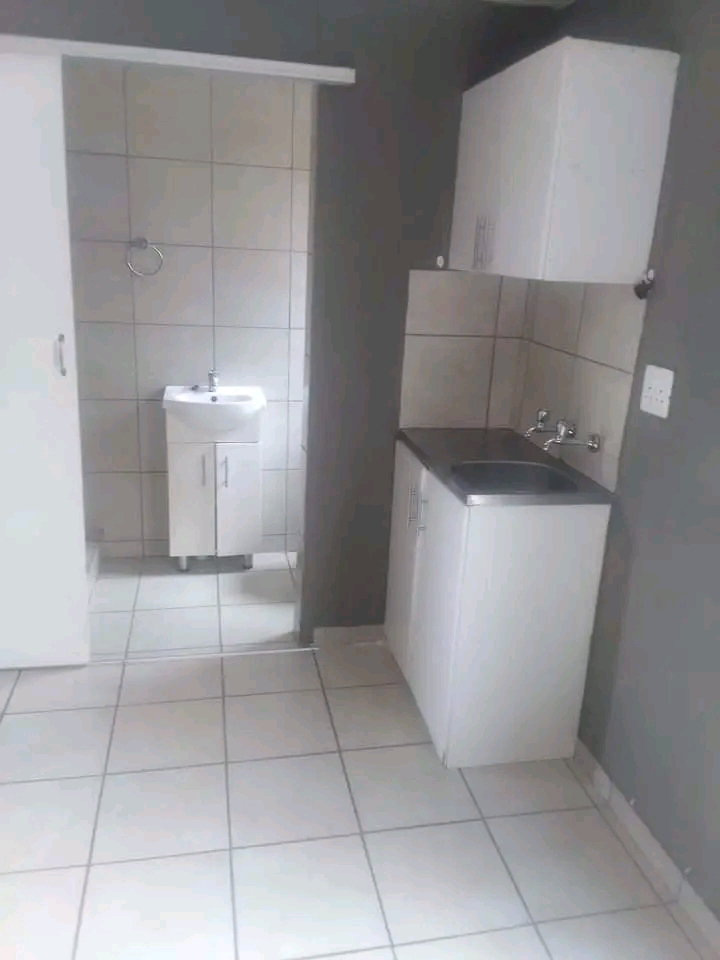 Bachelor flat available for rental in mailula  in Vosloorus
