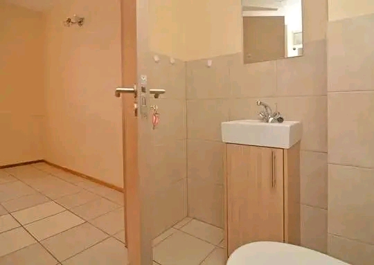 Comfortable home this inviting 1-bedroom home  in Lombardy East