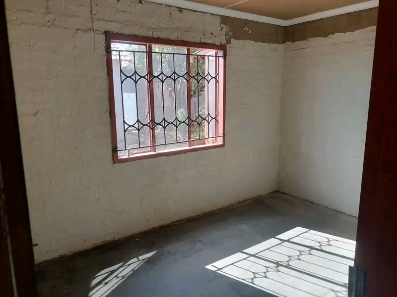 House for rent in golden gardens, circle 3, r  in Sebokeng