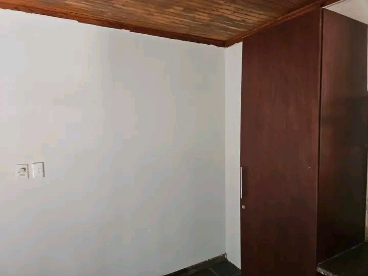 Spacious garden cottage available immediately  in Lombardy East