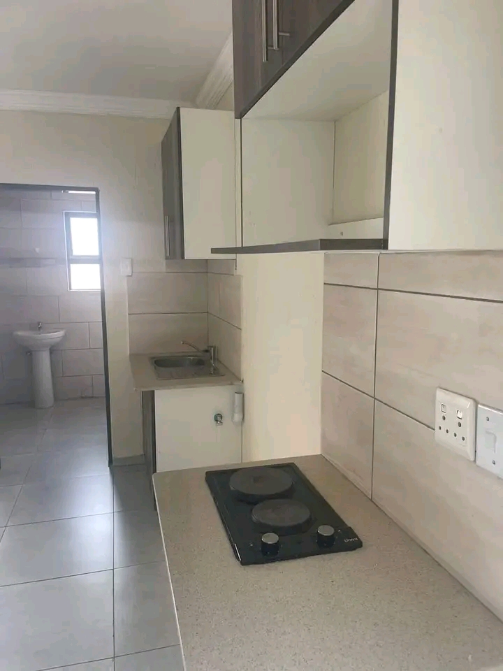 Bachelor room available in ext 36.

bachelo  in Olivenhoutbosch