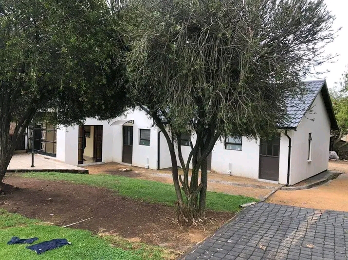 1 separate bedroom cottage with open plan kit  in Esther Park