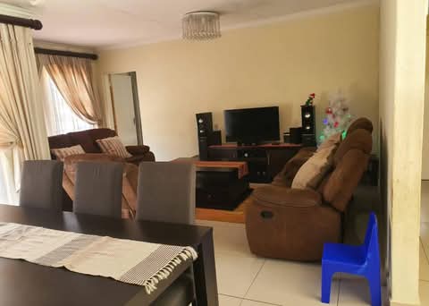 3 bedroom house for sale in ext 36 inside a b  in Olievenhoutbosch