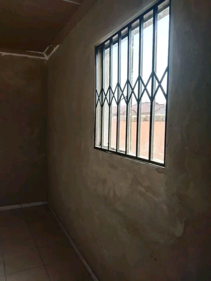 1 room to rent in ext 6
no 21753/3
legokobu  in Vosloorus
