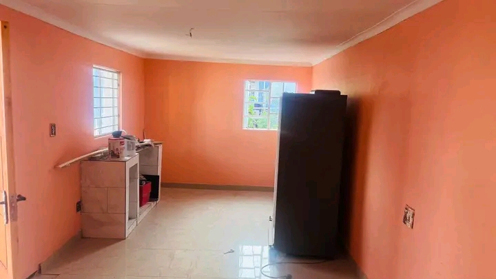To let  please contact  0674421964, located n  in Kensington