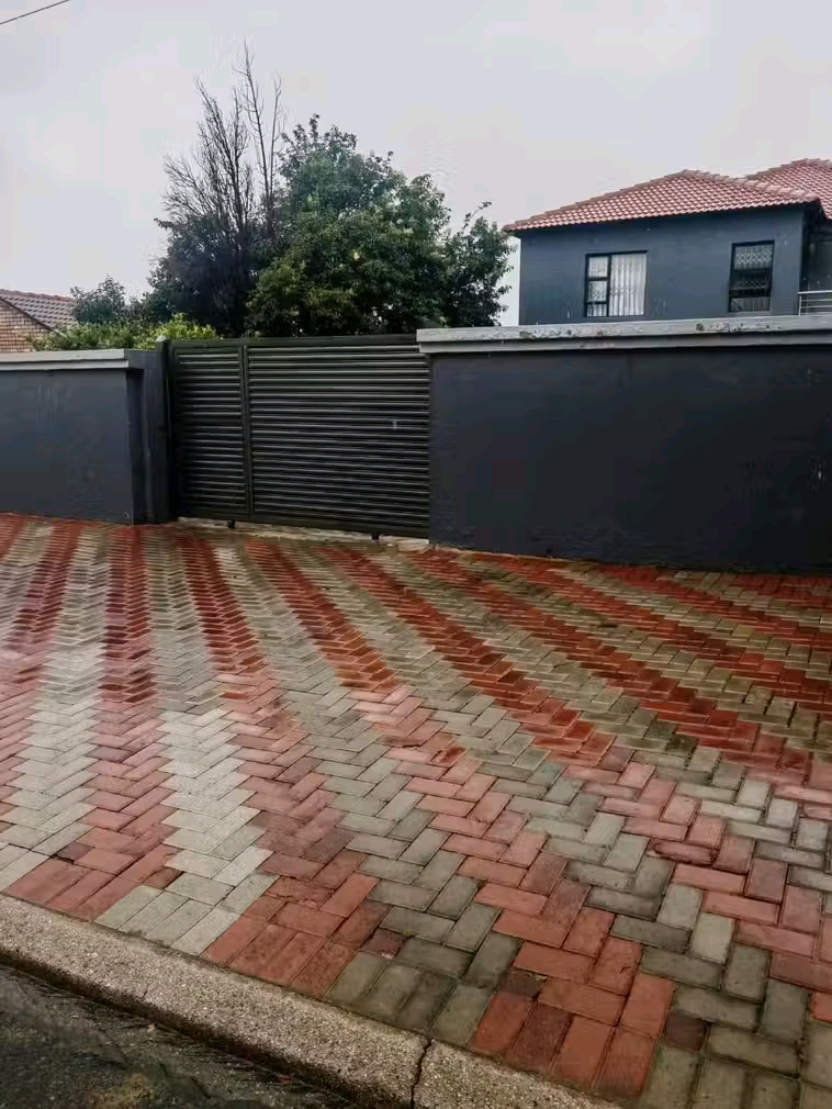 A bachelor unit(upstairs) with a small fitted  in Kempton Park