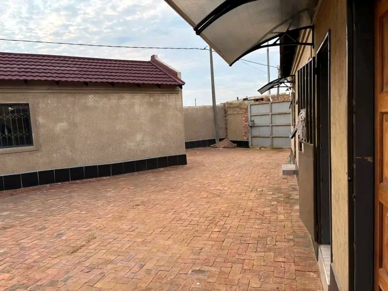 Hi family. 2x new bachelor rooms available at  in Tsakane