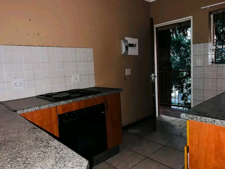 3 bedroom flat for sharing in cbd (the oaktre  in Kempton Park