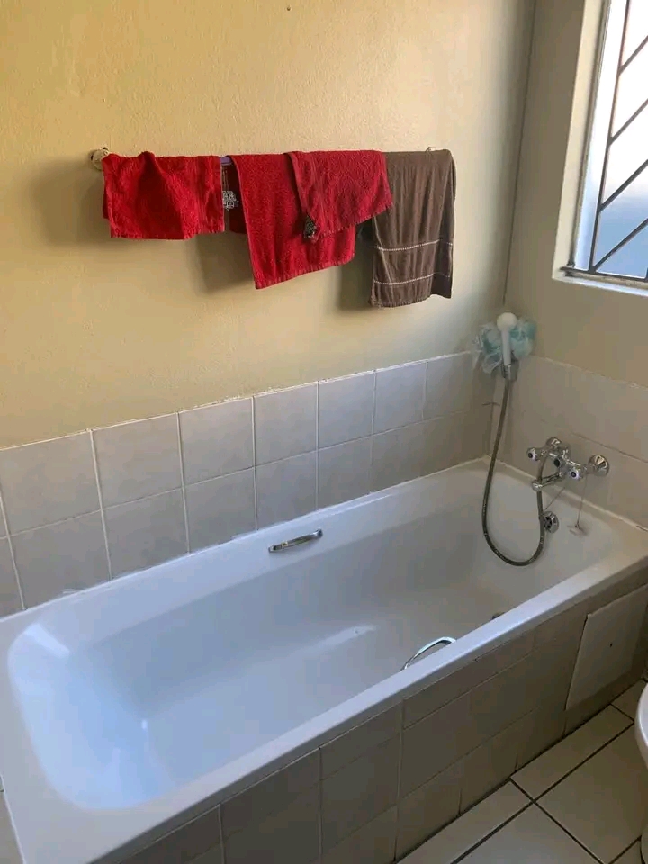 2 bed room to rent in ext 8 available from 28  in Cosmo City