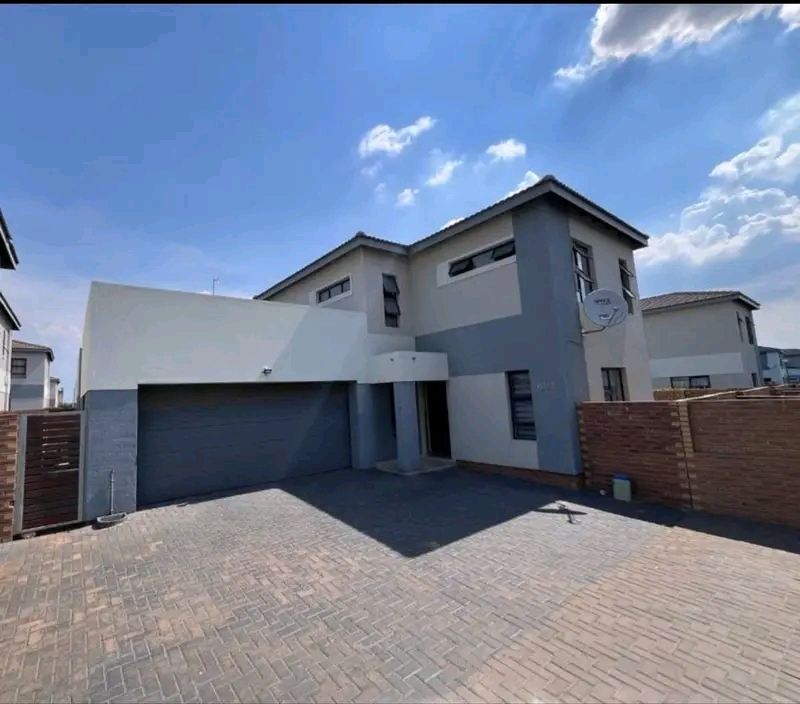 3 bedroom house with a swimming pool availabl  in Centurion