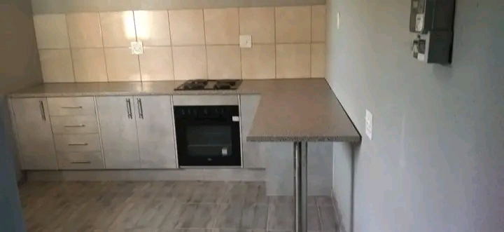 Cottage
rent r4000
deposit same 

  spaci  in Dawn Park