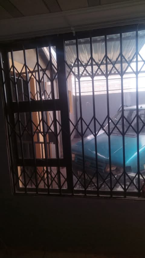 Room available at ext next chiawelo flats,
r  in Mapetla