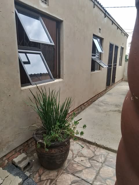 Rooms available to rent at ext.16 if interest  in Tsakane