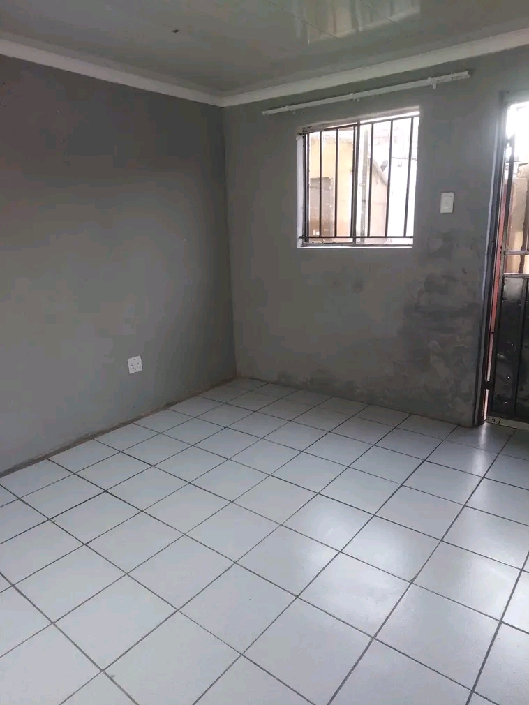 Room available @r1500
ema 7 soweto
whatsapp  in White City Jabavu