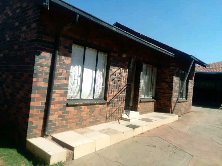 A loan standing 3  bedroom house available fo  in Vosloorus