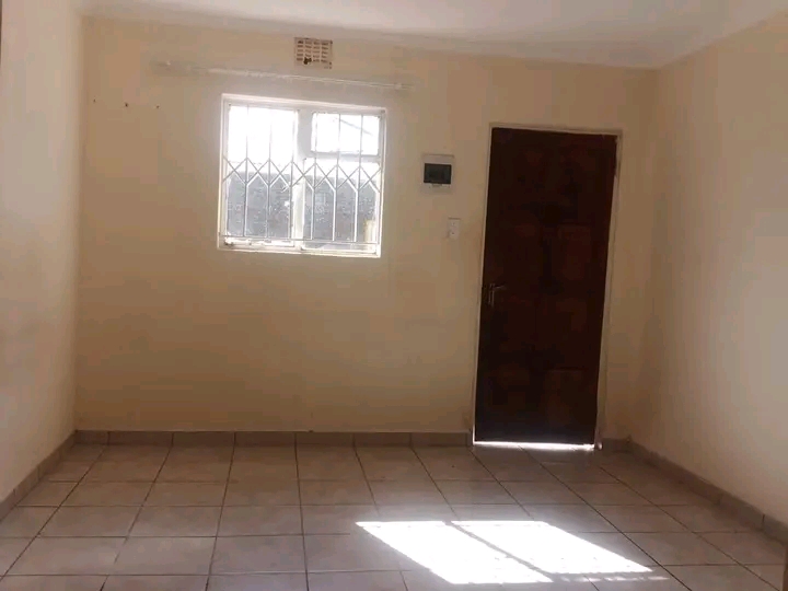 Nice barchalur cottage to rent in bertha stre  in Turffontein