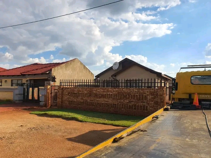 Area:ext 6 house for rental 
rent: r4500
de  in Vosloorus