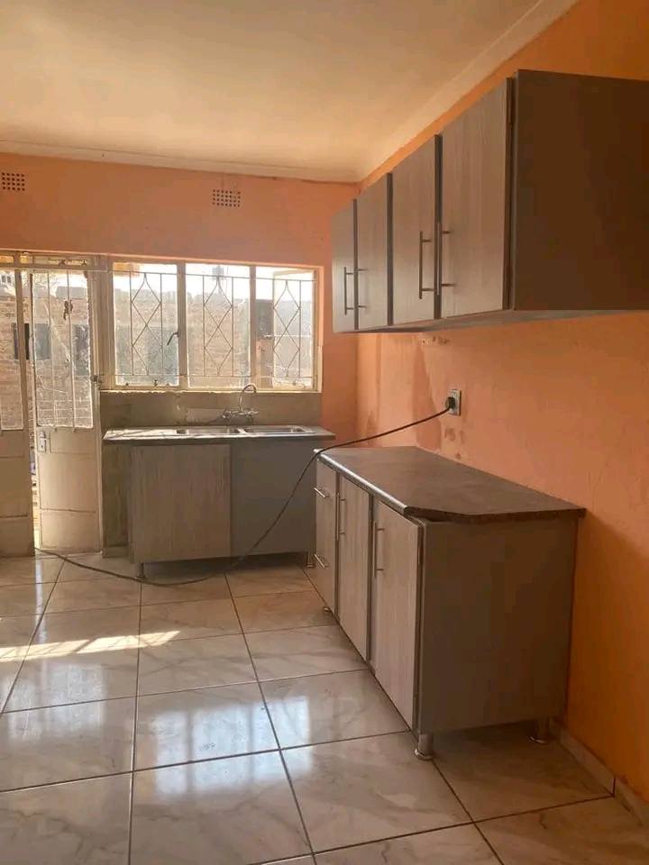 2 beautiful and clean bachelor units have bec  in Kenilworth