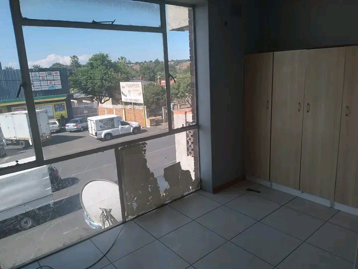 Bachelor flat available at killarney court, n  in Krugersdorp