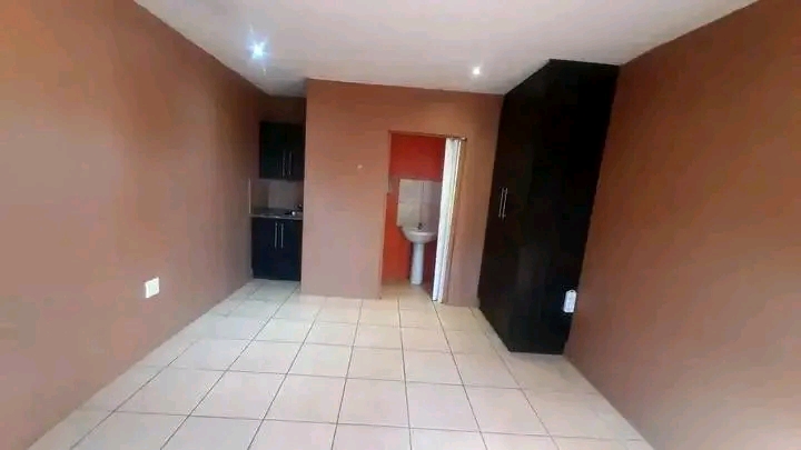 A clean spacious bachelor unit available in e  in Allandale