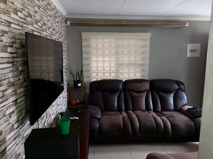 House to let
rental price:r7000 plus deposit  in Windmill Park